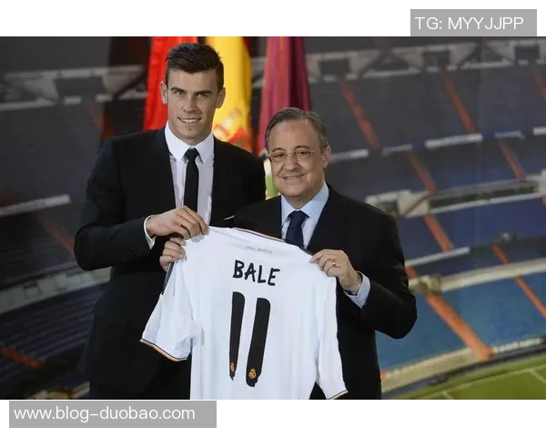 马德里球迷高举横幅抗议弗洛伦蒂诺批评其多项决策失误